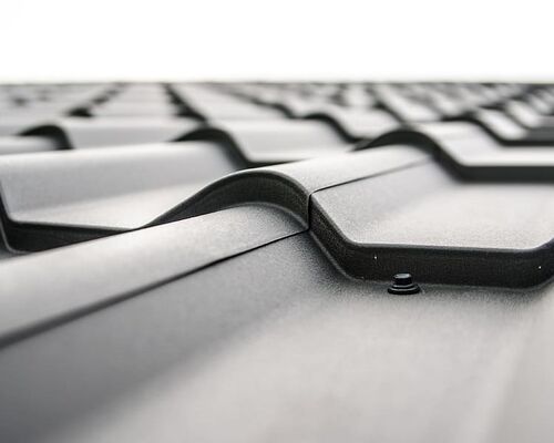 architecture-black-and-white-corrugated-pattern